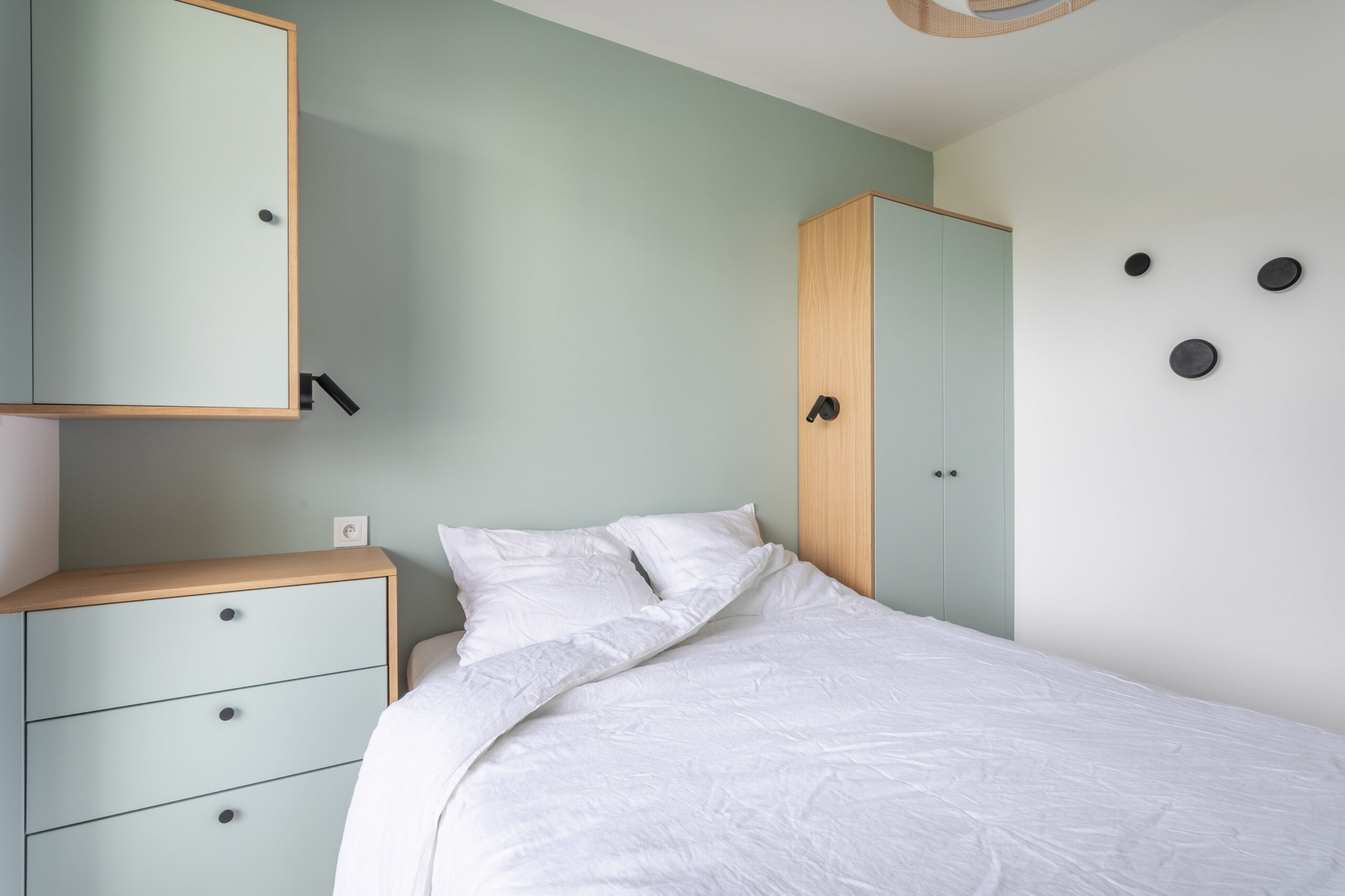 petite chambre optimisée avec rangements de part et d'autre du lit, façades et peinture amandier grisé PLUM