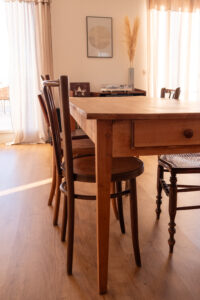 Table et chaises chinées dépareillées dans un intérieur lumineux — un choix durable et flexible pour un logement partagé, projet CASA H.